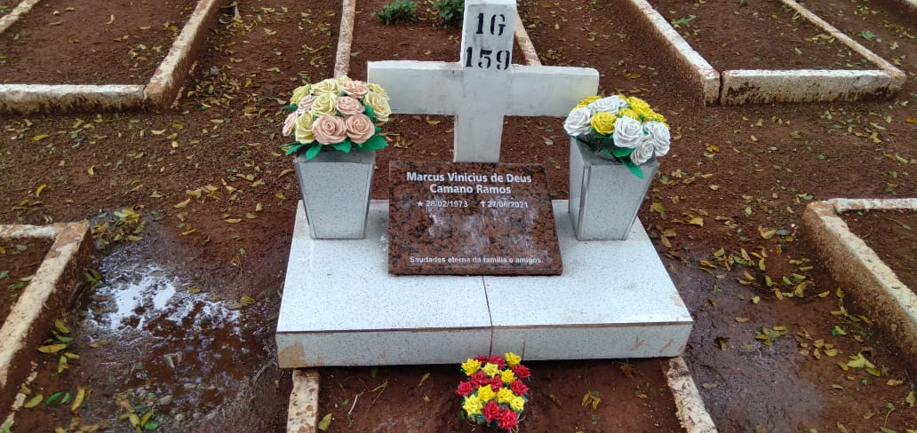 Foto 3 de 4 — Prefeitura padroniza sepulturas no cemitério dos Britos e família reclama